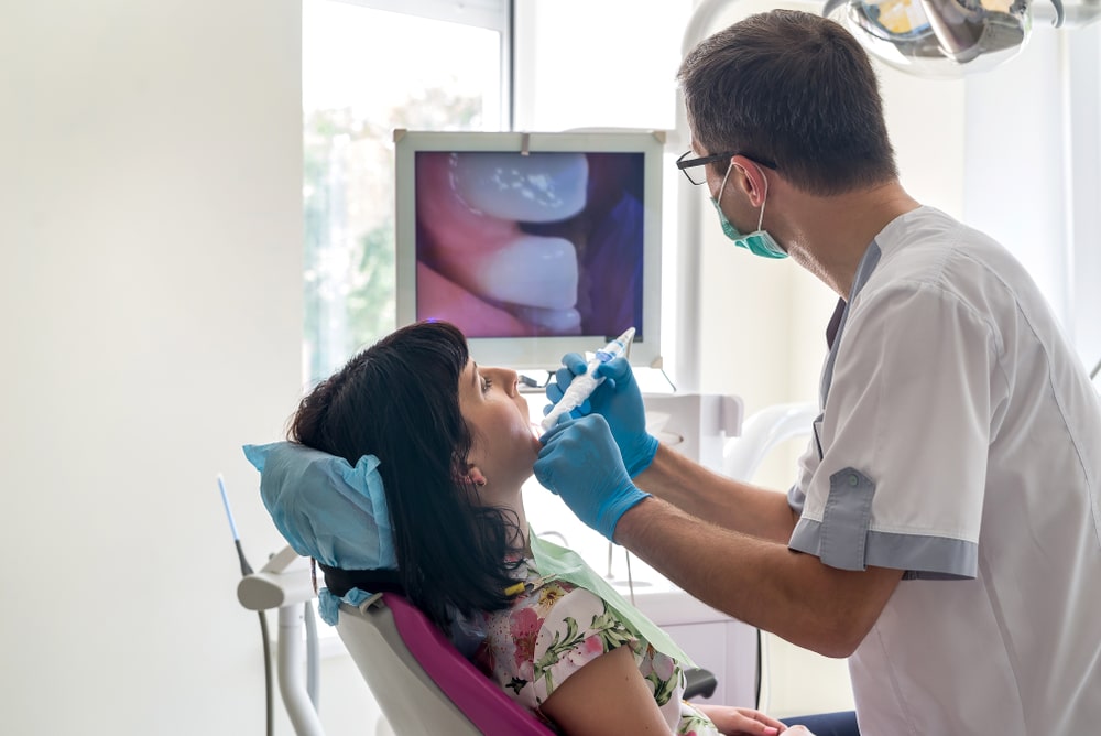 Un dentiste utilise une caméra intraorale