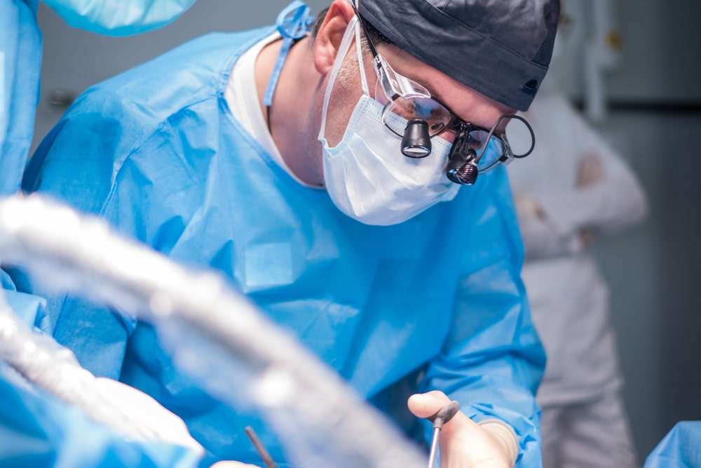 Un chirurgien buccal et maxillo-facial en action