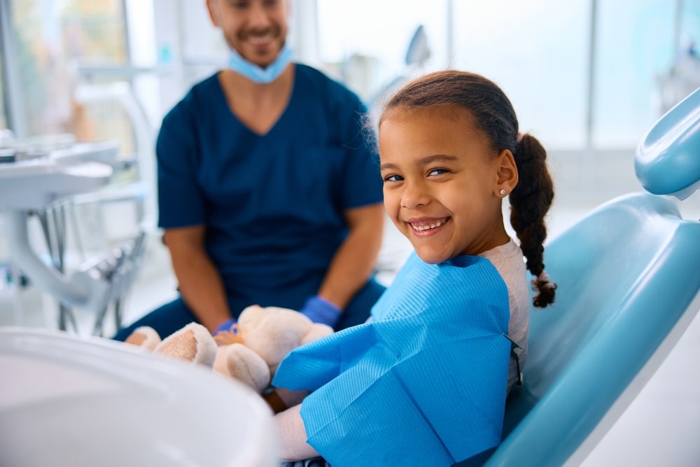 Une jeune fille chez le dentiste pédiatrique