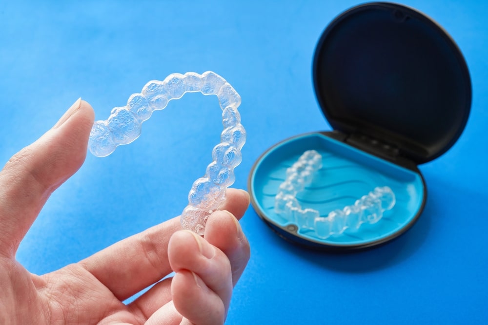 Les gouttières Invisalign dans leur boîtier