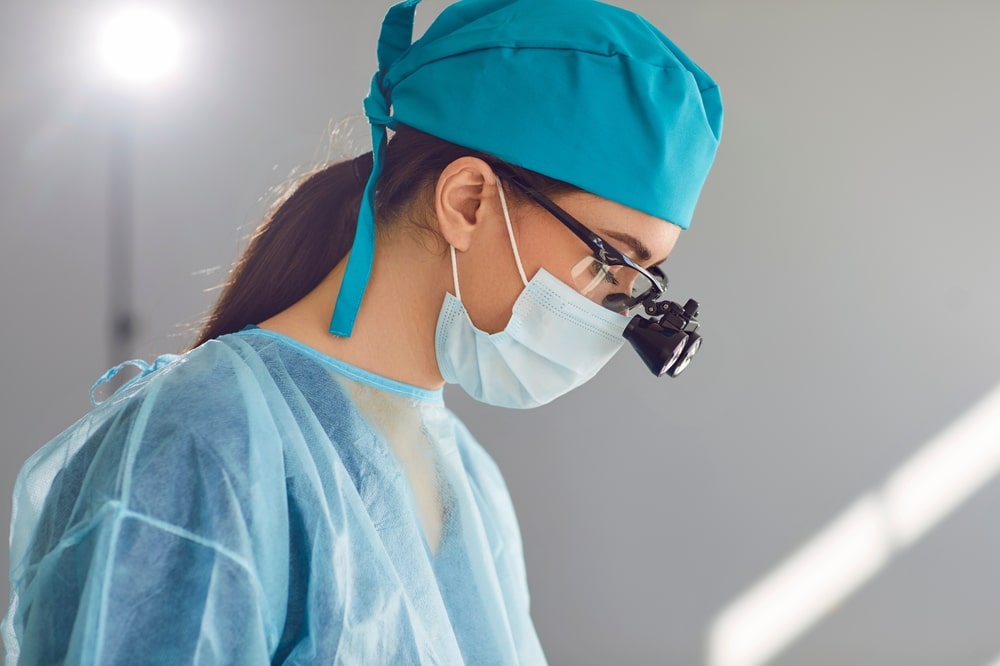 Une chirurgienne dentiste pratique l'apectomie