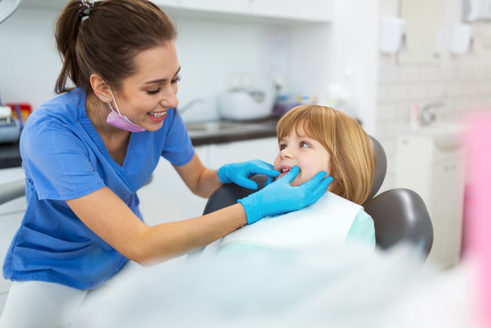 Une petite fille lors de sa première visite dentaire