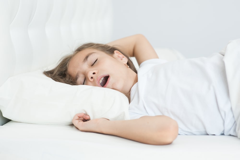La respiration buccale pendant le sommeil chez une jeune fille