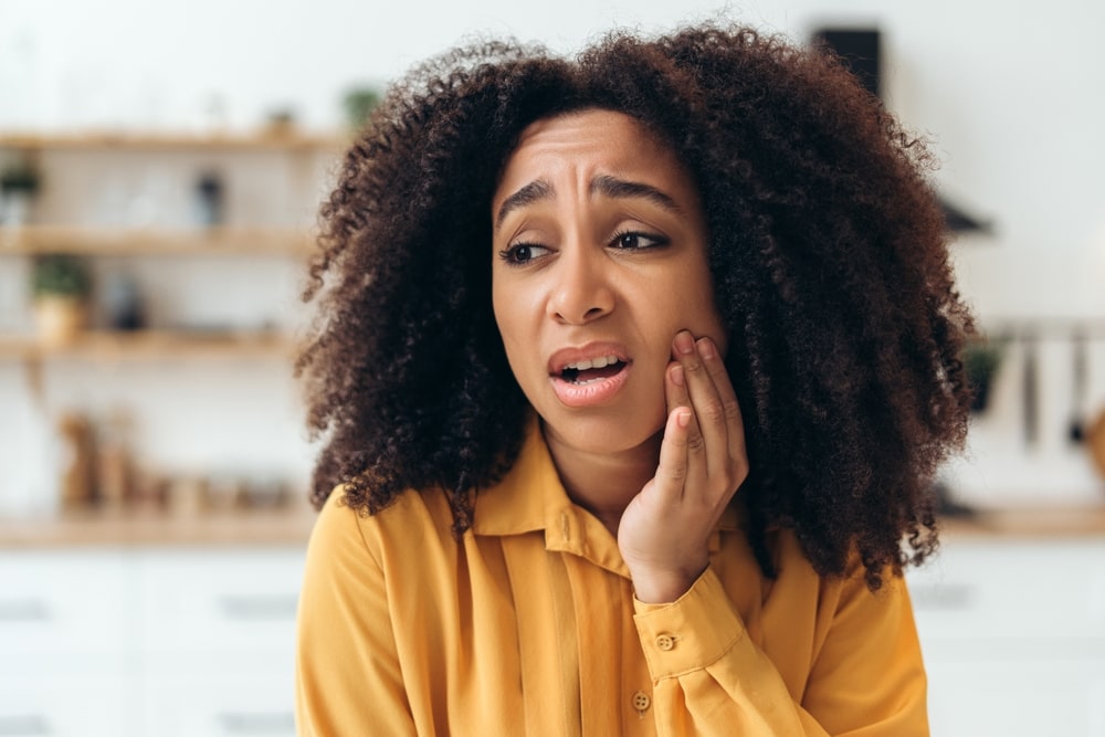 Une femme a des douleurs à la mâchoire, potentiellement à cause du bruxisme