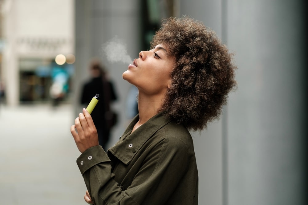 Le vapotage avec une cigarette électronique